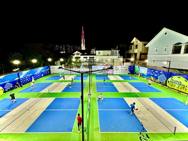 Cậu bé nhặt banh tennis đến ông chủ làm sân