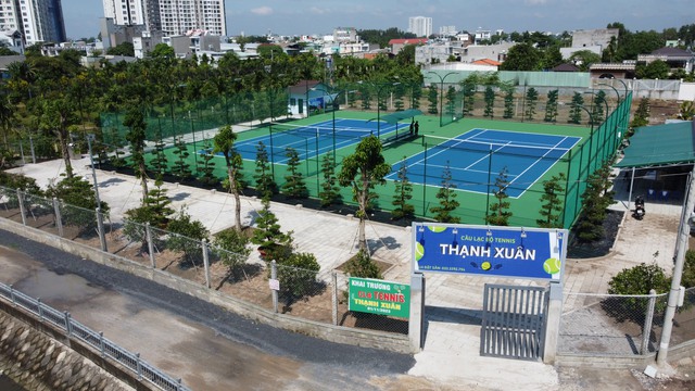 Cậu bé nhặt banh tennis đến ông chủ làm sân